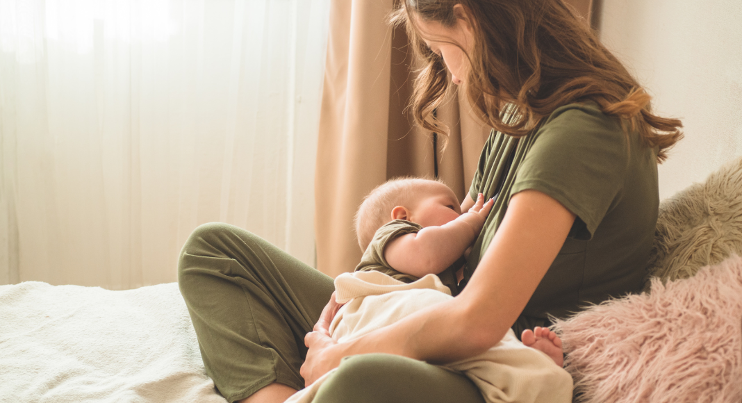 mom breastfeeding her baby, breastfeeding help in Dallas