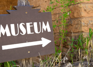 A sign that says museum with an arrow.